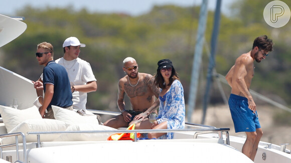 Bruna Biancardi e Neymar foram flagrados juntos em barco na Espanha