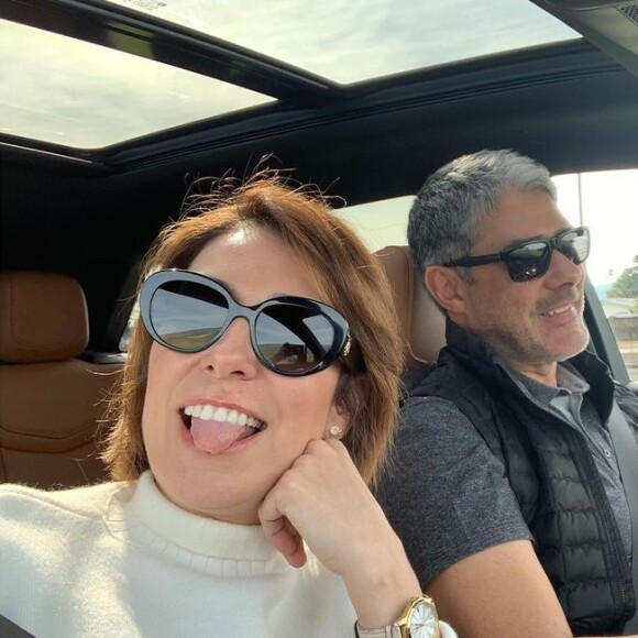 William Bonner pediu a mulher, Natasha Dantas, em casamento durante viagem, mas ela não deu detalhes de onde estavam