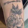 Maria Lina tatuou a data da última quimioterapia da mãe e uma rosa para simbolizar o Outubro Rosa