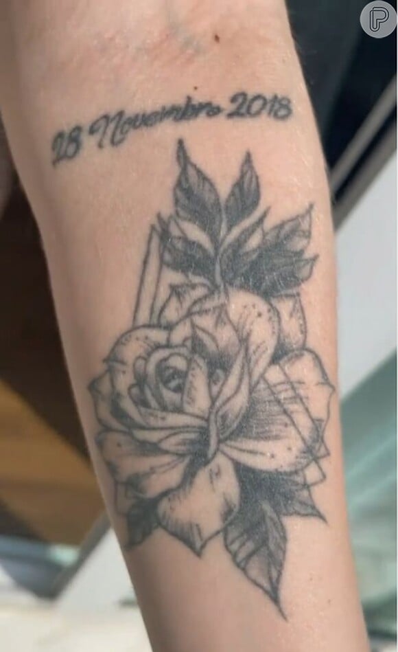 Maria Lina tatuou a data da última quimioterapia da mãe e uma rosa para simbolizar o Outubro Rosa