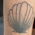 Maria Lina tatuou uma concha para lembrar sua paixão pela praia