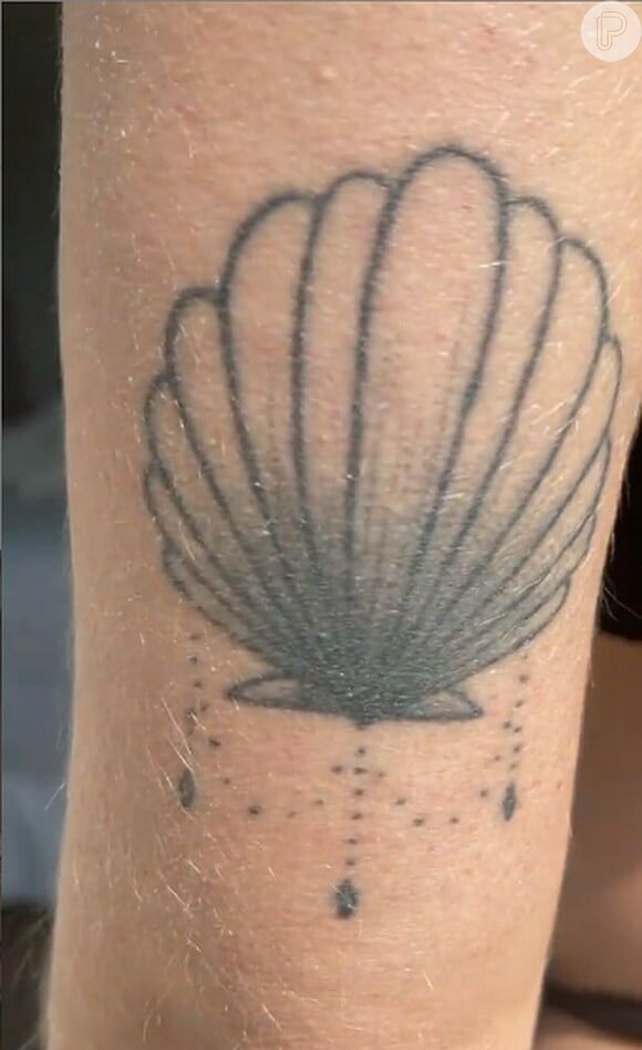 Maria Lina tatuou uma concha para lembrar sua paixão pela praia