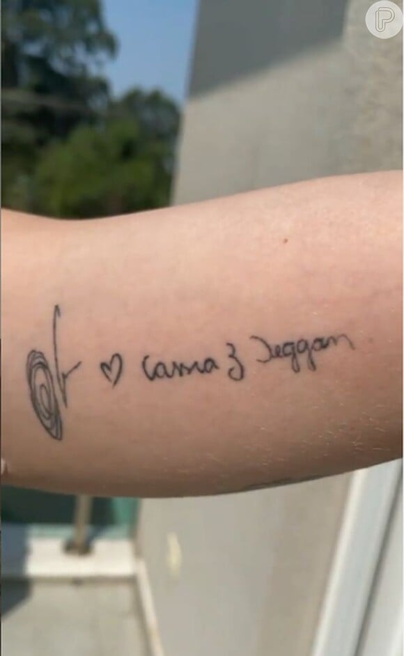 Maria Lina tatuou a assinatura de seus pais