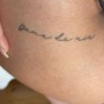 Maria Lina tatuou a frase 'dona de mim'