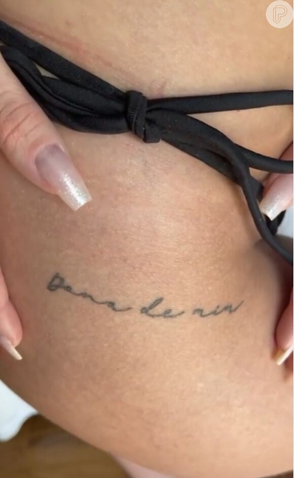 Maria Lina tatuou a frase 'dona de mim'