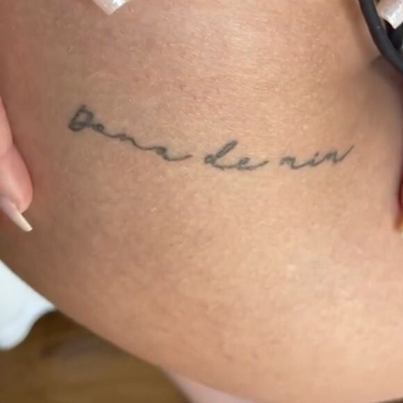 Maria Lina tatuou a frase 'dona de mim'