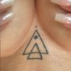 Maria Lina tatuou dois triângulos para simbolizar que tudo tem começo, meio e fim
