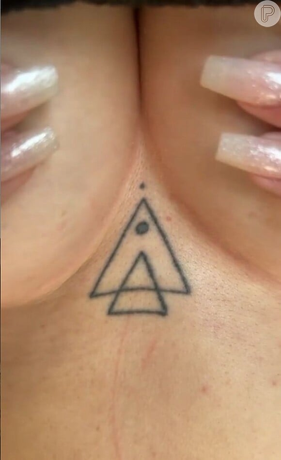 Maria Lina tatuou dois triângulos para simbolizar que tudo tem começo, meio e fim