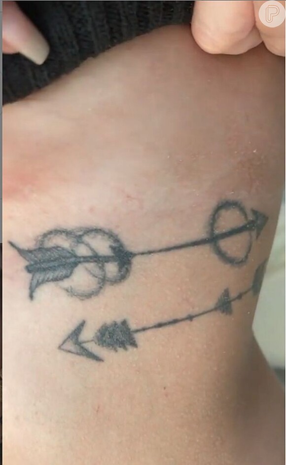Maria Lina tatuou duas setas, indicando de onde ela veio e para onde quer ir