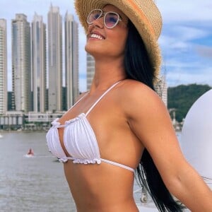 Graciele Lacerda tem um modelo branco do biquíni, que costuma usar com frequência