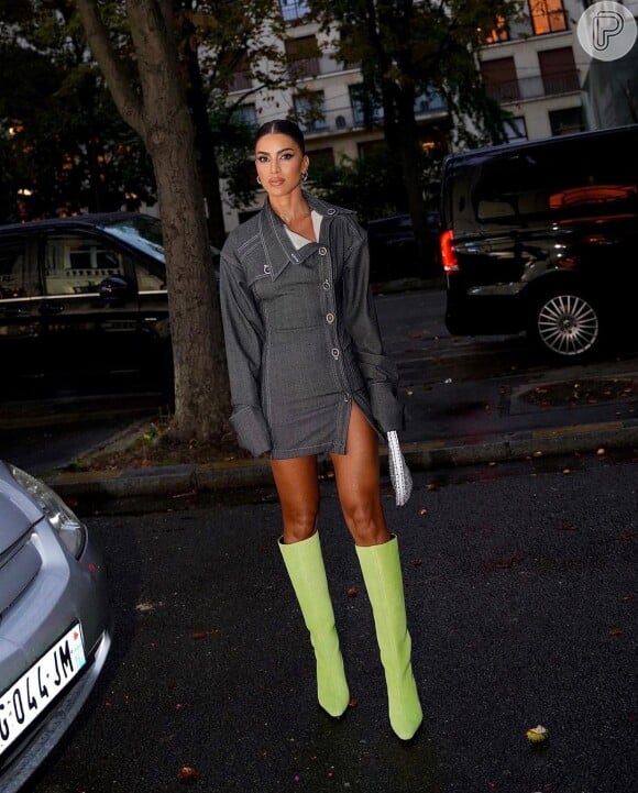 O verde-lima é a aposta da fashionista Camila Coelho na bota combinada ao vestido jeans sóbrio