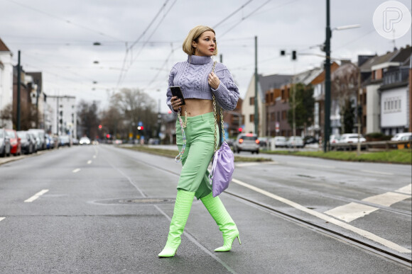 Tendência polêmica da estação, o verde-lima tem aparecido no street style em roupas e acessórios de fashionistas