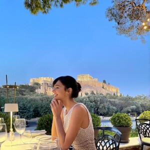 Bruna Marquezine usa vestido de tricô em viagem à Atenas
