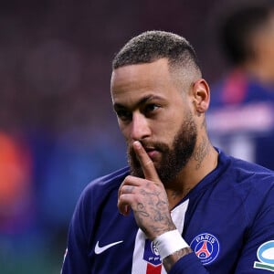 Neymar mora em Paris, onde joga pelo PSG