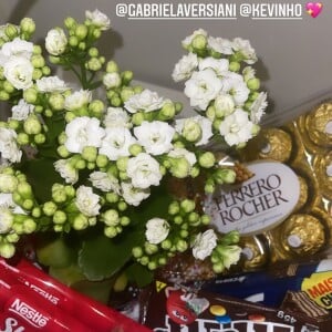 Kevinho manda chocolates e flores a Zé Felipe e Virgínia Fonseca após inmorte de Mario Serrão