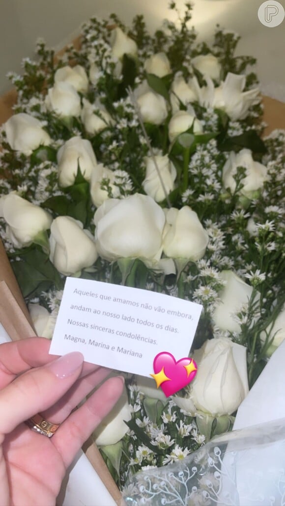 Virgínia Fonseca ganhou vários buquês de flores brancas com bilhetes e mensagens de conforto após a morte do pai por pneumonia
