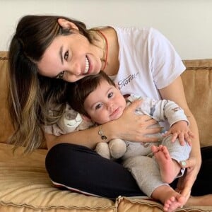 Sthefany Brito tentou se maquiar enquanto segurava o filho, Enrico, de 10 meses no colo e se divertiu ao mostrar resultado em vídeo