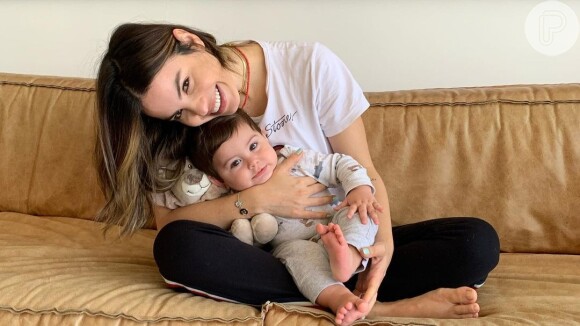 Sthefany Brito tentou se maquiar enquanto segurava o filho, Enrico, de 10 meses no colo e se divertiu ao mostrar resultado em vídeo
