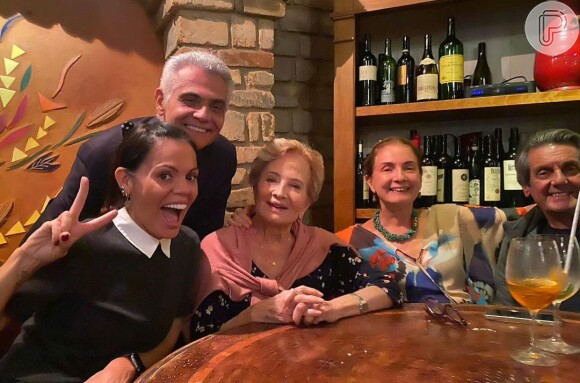 Glória Menezes janta com a família no Rio