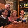 Glória Menezes ao lado dos filhos e seus respectivos cônjuges em jantar nesta terça-feira (21)