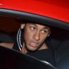 Neymar vai embora em um carrão vermelho