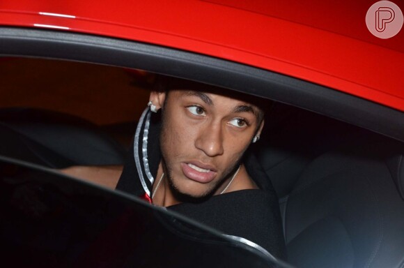Neymar vai embora em um carrão vermelho