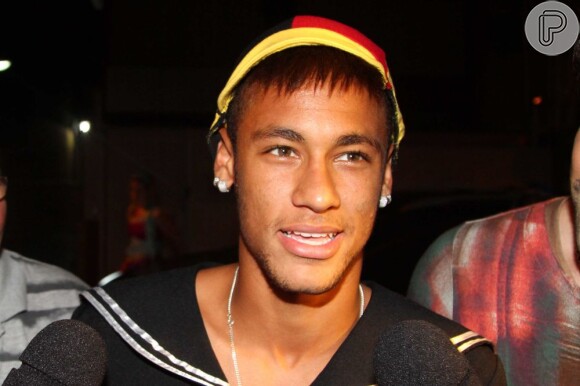 Neymar vai à festa de 30 anos do cantor Thiaguinho fantasiado de Quico, personagem do seriado Chaves