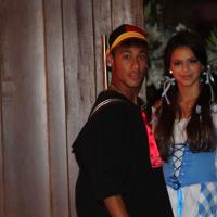 Neymar e Bruna Marquezine prestigiam festa a fantasia do cantor Thiaguinho