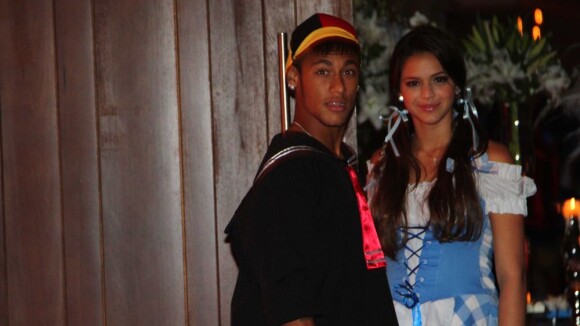 Neymar e Bruna Marquezine prestigiam festa a fantasia do cantor Thiaguinho