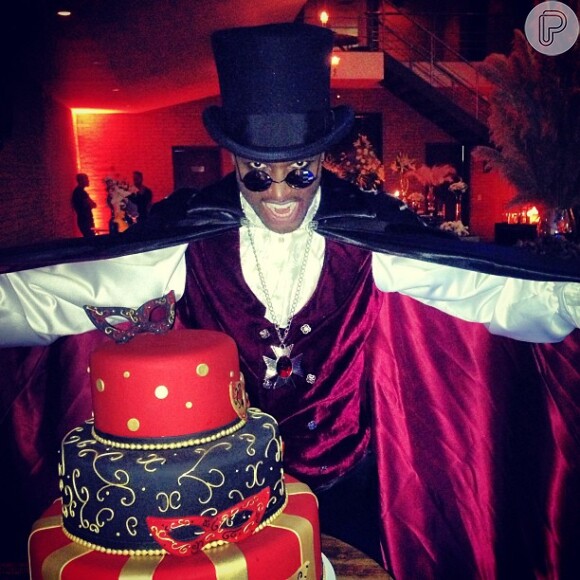 Thiaguinho postou uma foto com o bolo da festa