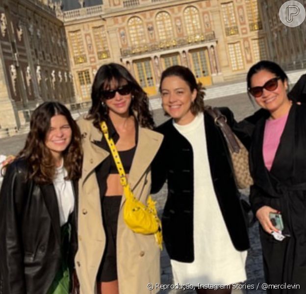 Bruna escolhe top e shorts para visitar palácio luxuoso na França