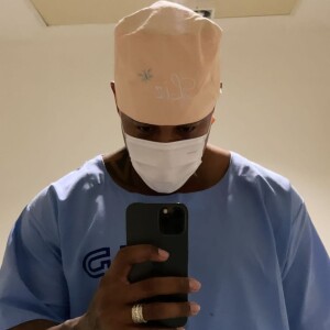Leo Santana surgiu nos stories com touca grava de hospital gravada com o nome da filha: 'Liz'