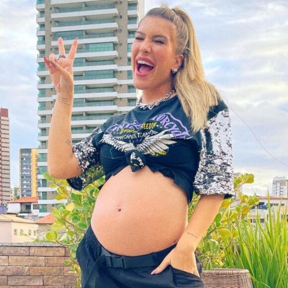 Lorena Improta deu à luz na manhã deste domingo (26) e avisou aos seguidores que, por enquanto, está curtindo a filha