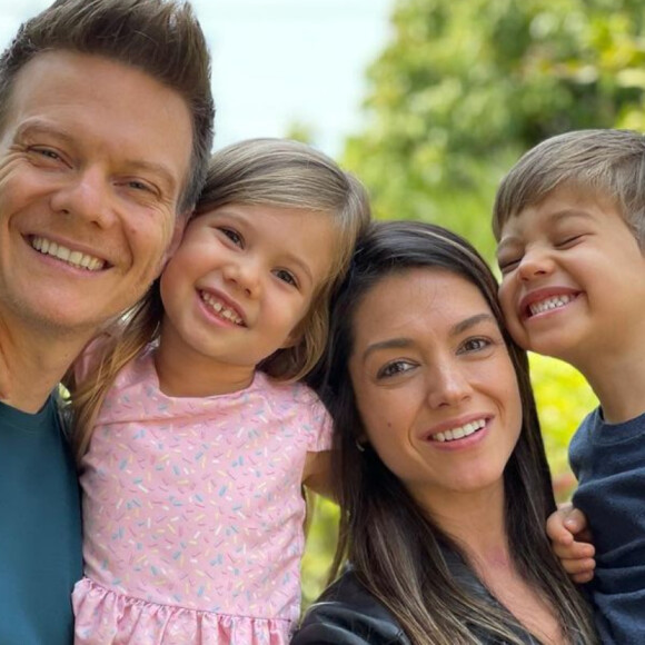 Filhos de Thais Fersoza e Michel Teló chamaram atenção por tamanho em foto com pais