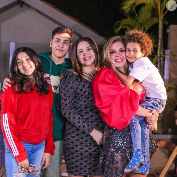 Simony é mãe de 4 filhos, frutos de relacionamentos anteriores