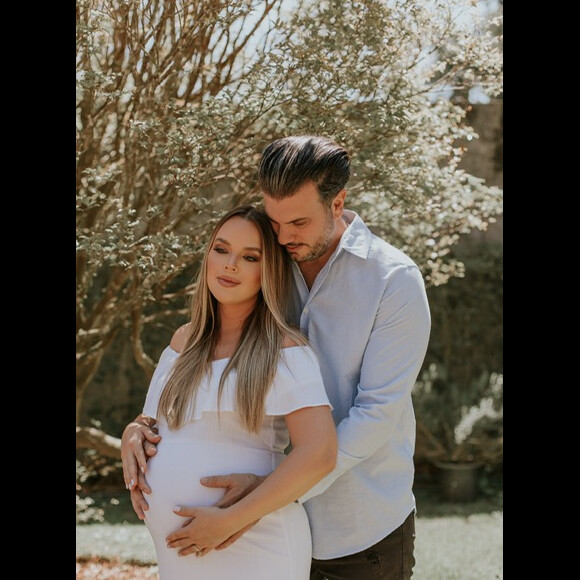 Ivy é a segunda filha de Thaeme Mariôto e Fábio Elias