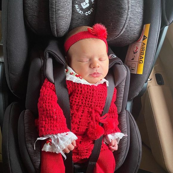 Thaeme Mariôto deixou a maternidade com a filha Ivy no sábado, 25 de setembro de 2021