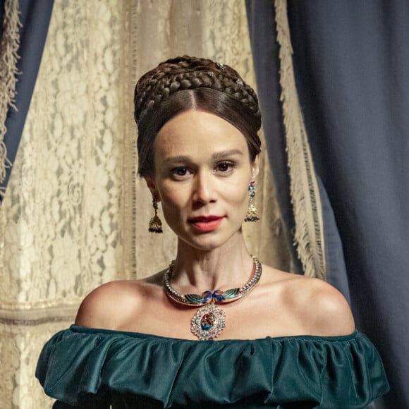 Novela 'Nos Tempos do Imperador': ao ter a vida salva por Pilar (Gabriela Medvedovski), Luísa (Mariana Ximenes) entrega ser amante de Pedro (Selton Mello)