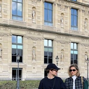 João Figueiredo e Sasha Meneghel combinaram look em Paris durante viagem, com mesmo estilo e tom de peças e acessórios