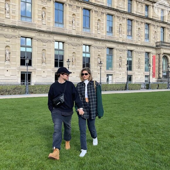 João Figueiredo e Sasha Meneghel combinaram look em Paris durante viagem, com mesmo estilo e tom de peças e acessórios