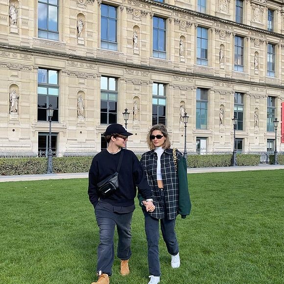 João Figueiredo e Sasha Meneghel combinaram look em Paris durante viagem, com mesmo estilo e tom de peças e acessórios