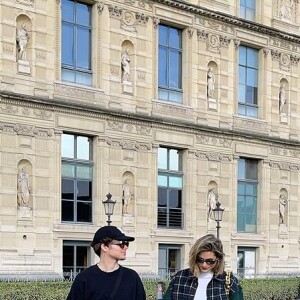 João Figueiredo e Sasha Meneghel optaram por óculos escuros, sobreposição e calças retas de mesmo tom e lavagem para looks combinando em viagem