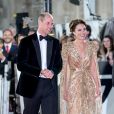 Vestido dourado de Kate Middleton tinha transparência suave