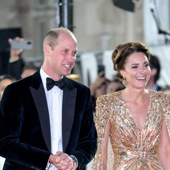 Vestido dourado de Kate Middleton tinha transparência suave