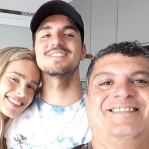 Yasmin Brunet deu empurrão final para Gabriel Medina se aproximar do pai, Cláudio Ferreira