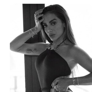 Anitta usa maiô supercavado em preto ao posar para foto