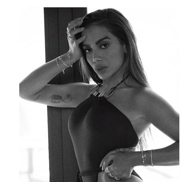 Anitta usa maiô supercavado em preto ao posar para foto