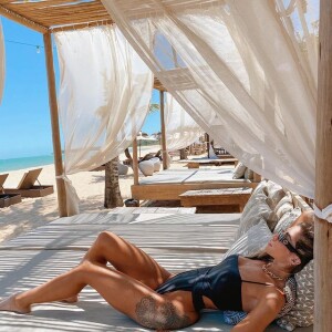 Aline Gotschalg posa na Bahia com maiô supercavado com alças