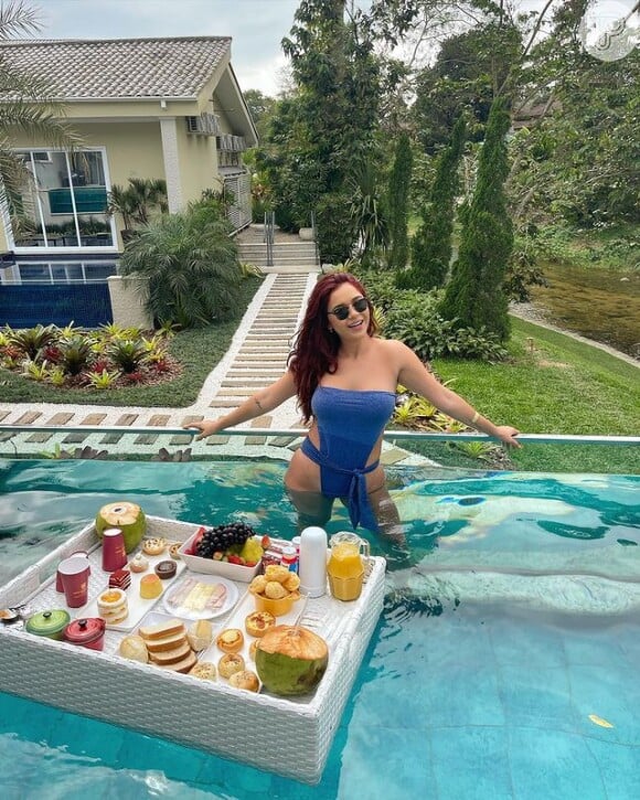 A ex-BBB Gizelly Bicalho escolheu um modelo em azul-marinho para um dia de piscina