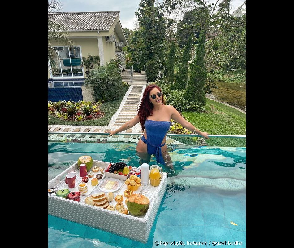 A ex-BBB Gizelly Bicalho escolheu um modelo em azul-marinho para um dia de piscina